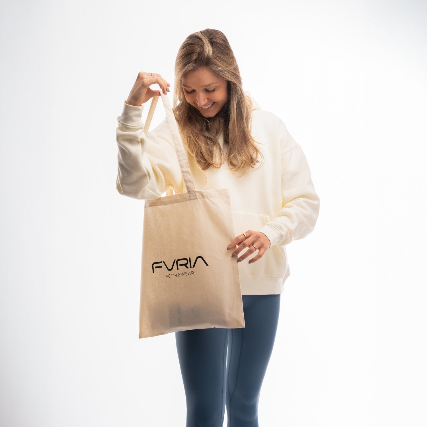 Signature-kousen-in-zwart-en-wit,-vervaardigd-uit-premium-materiaal,-zijn-een-essentieel-onderdeel-van-de-"Infinite-Classics"-collectie-van-Fvria.-Deze-luxe-sportkleding-accessoires-bieden-ongeëvenaard-comfort-en-stijl.